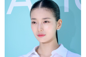 「国民の初恋」女優ペ・スジ、端正な“オールバック”で次元を超えた美貌更新中！