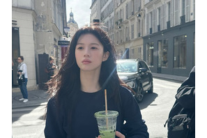 ボーッとした表情も可愛すぎる！女優コ・ユンジョン、パリ滞在中のオフショット【写真】