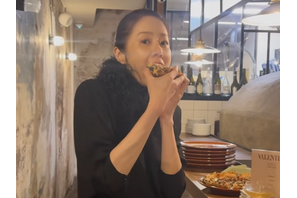 “健康不安説”をはねのけ、豪快なピザモッパン！女優コ・ヒョンジョンがお茶目な近況を届ける【写真】