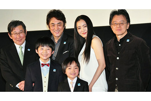 “パパ”市川正親、厳格な父親役で息子たちの姿に「目が真っ赤に！」