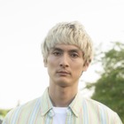 高良健吾、謎だらけの男を演じる「俺たちバッドバーバーズ」予告編　「ベイビーわるきゅーれ」再放送も 画像