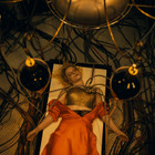 銃撃にカーチェイス、狂乱のダンス…愛と破壊の逃避行映し出す『ザ・ブライド！』本予告 画像