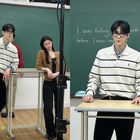 キム・ソンホ、コ・ユンジョンと“痴話喧嘩”!? 黒縁メガネ姿の講師コンセプトもバッチリ！【PHOTO】 画像