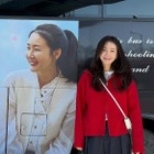 チェ・ジウ、50歳とは思えない清純ビジュアルを披露！“大人可愛いコーデ”で映画のプロモ中！【PHOTO】 画像