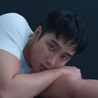 アン・ボヒョンの眼差しに射抜かれる…気だるげな色気全開の最新カット【PHOTO】 画像