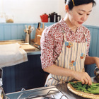 小林聡美＆片桐はいり＆もたいまさこ、フィンランドの街で「いらっしゃい」『かもめ食堂』予告編 画像