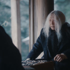 碁盤に向かい合う若い男と老人…高橋一生主演、不思議な妖怪がモチーフとなった映画『脛擦りの森』場面写真 画像