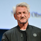 アカデミー賞授賞式を欠席してウクライナ滞在のショーン・ペンに、ウクライナ鉄道から“アイアン・オスカー像”贈呈 画像