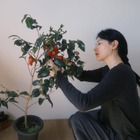 イ・ヨンエ、花と過ごす豊かな日常に羨望の眼差し…椿のアート作品に“大満足”【PHOTO】 画像