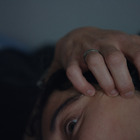 双眼鏡の先に見えたゴミ袋の中身とは…『KEEPER／キーパー』本編映像＆不気味さ満載の場面写真 画像