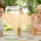 60年代ファッションと母親たちの運命切り取る アン・ハサウェイ×ジェシカ・チャステイン『隣人たち』シーン写真 画像