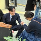 片膝をついたホ・ナムジュンに“胸キュン”！『素晴らしき新世界』の微笑ましい撮影現場の裏側【PHOTO】 画像