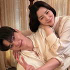 『SKYキャッスル』女優ユン・セアがソン・ガンの肩にちょこん…“密着ショット”にファン騒然！【写真】 画像