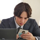 吉野北人＆鈴木愛理が牛になって張り込み、スパイ姿…“夫婦バトル”新カット独占入手『昨夜は殺れたかも』 画像