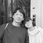 女優ソン・ヘギョ、日本のメイクアップアーティストとの密着ツーショット！モノクロ写真で放つ“格別なオーラ”【写真】 画像