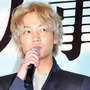 綾野剛が“金髪”に！　司会のひと言に「ディスりますね」とツッコミ 画像
