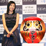 黒木瞳、だるまに“黒き瞳”　主演ドラマ「スケープゴート」のヒットを祈願！ 画像