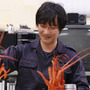 堺雅人が巨大伊勢海老のフライを料理！　『南極料理人』撮影現場は高校の部室のよう？ 画像