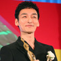 草彅剛、「東京ドラマアウォード」で主演男優賞を受賞！「これからも作品の中で、自分の命を燃やして生き続けたい」 画像
