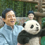 ジャッキー・チェンがパンダを愛でる…中国で予想外のヒット『パンダプラン』場面写真 画像