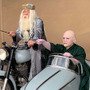 「奇跡の世界線」75歳コスプレイヤーが『ハリー・ポッター』ダンブルドアに!? ヴォルデモートと仲良くツーリングする姿に1.8万いいね 画像