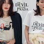 『プラダを着た悪魔』別注Tシャツ、Stola.公式オンラインストアにて発売中 画像