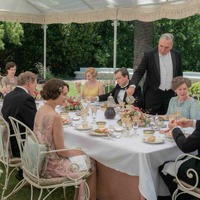 南仏の別荘で食事を楽しむクローリー家の面々をとらえる『ダウントン・アビー／新たなる時代へ』本編映像 画像