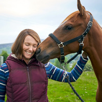 トニ・コレット、馬との絆は「本当につながってる感じ」『ドリーム・ホース』インタビュー動画 画像