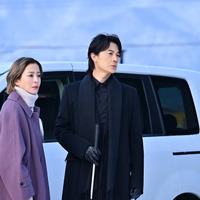 初恋、復縁、三角関係!? LOVE匂わせる『映画ラストマン -FIRST LOVE-』場面写真 画像