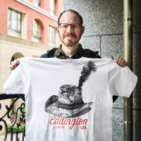 【数量限定】『エディントンへようこそ』大島依提亜デザイン、日本オリジナルTシャツ500枚限定発売決定 画像