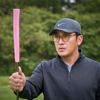 おとぼけハ・ジョンウ、“接待ゴルフの心得”を学んだはずなのに…『ロビー！ 4000億円を懸けた仁義なき18ホール』本編映像 画像