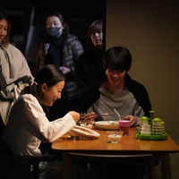 “息子”山時聡真が“難病の母”菅野美穂の爪を切る場面も…『90メートル』笑顔あふれる撮影現場のメイキング写真 画像