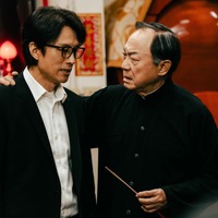 “香港喜劇界の伝説”32年ぶり共演！ダヨ・ウォン×マイケル・ホイ、台詞一つをも大切にする秘話明かす『旅立ちのラストダンス』 画像