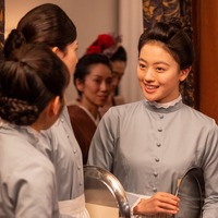 「風、薫る」第13回あらすじ・場面写真　身分を偽り、鹿鳴館の給仕になった直美の下に海軍中尉の小日向がやってくる…4月15日放送 画像