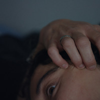 双眼鏡の先に見えたゴミ袋の中身とは…『KEEPER／キーパー』本編映像＆不気味さ満載の場面写真 画像