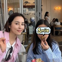 ハン・ヘジン、愛娘とのんびりカフェデート！仲良し母娘の姿に“ほっこり”【PHOTO】 画像