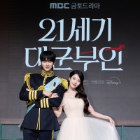 「21世紀の大君夫人」最も視聴された韓国ドラマに！「眼福カップル」IU×ビョン・ウソクのインタビュー＆吹替え版予告編到着 画像