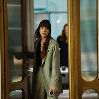 知的スタイルから華やかドレス姿まで『マテリアリスト 結婚の条件』ダコタ・ジョンソン”ルーシー”のファッションに注目 画像