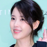 「劇中のアイテムを身につけて…」“大君夫人” IU、上品なブラックワンピ姿で登場！ 画像
