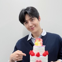 40歳になった俳優キム・ソンホ、日本での近況。誕生日ケーキを手に優しく“えくぼスマイル”【PHOTO】 画像