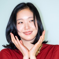 『トッケビ』女優キム・ゴウンがコレクションショーに登場！鮮やかな真っ赤なワンピースで視線を強奪【PHOTO】 画像