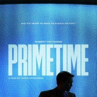 ロバート・パティンソンが実在の司会者クリス・ハンセンを演じるA24のスリラー『Primetime』ティザー予告編 画像
