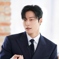 “最旬俳優” ホ・ナムジュンも『ユ・クイズ』に出演決定！収録時の写真は「まさにチャ・セゲ!?」 画像