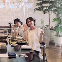 ソン・イェジン、新作ドラマの関係者らとの食事会の様子を公開！瑞々しいボブヘアに視線釘付け【PHOTO】 画像