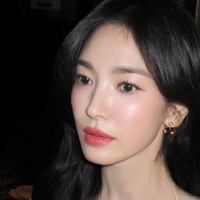 ソン・ヘギョの“儚げな美貌”にため息…仲良しの後輩女優ペ・スジも即「いいね」で反応【PHOTO】 画像