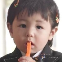 シム・ヒョンタクの愛息ハルくん、乗馬服姿で“赤ちゃん騎手”に変身！溢れるファンサービスも 画像