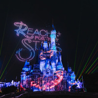 ドローンが夜空を舞う！ 9月終了、人気キャッスルプロジェクション「Reach for the Stars」感動のフィナーレ 画像