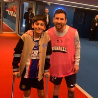 憧れのメッシと奇跡の対面『バグダッド・メッシ 片足のサッカー少年』本編映像も 画像
