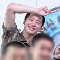 坊主頭でもイケメン！入隊中の俳優イ・ジュニョン、同期との愉快な“軍隊ショット”が話題！ 画像