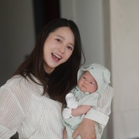 『太陽を抱く月』女優ナム・ボラ、愛息にメロメロ！緊急帝王切開での出産から1カ月の近況【PHOTO】 画像